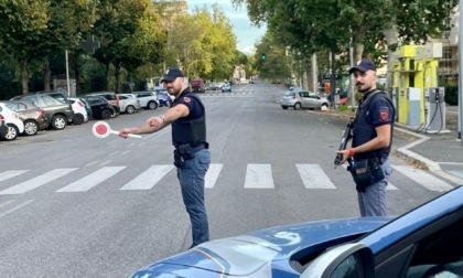 Palpeggia una giovane per strada, poi aggredisce gli agenti, arrestato