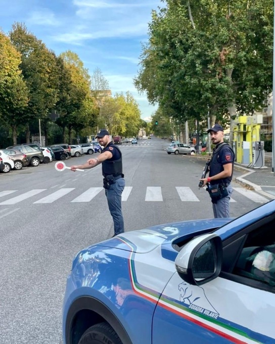 Palpeggia una giovane per strada, poi aggredisce gli agenti, arrestato