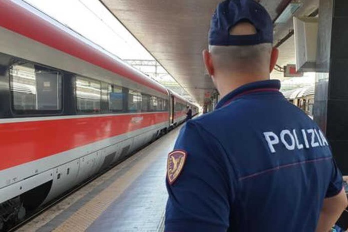 Ruba uno zaino con all’interno un farmaco, arrestato