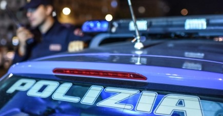 Aggredisce la compagna davanti ai figli, denunciato
