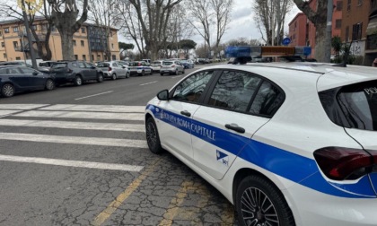 Lancia bottiglie contro le auto in transito, bloccata e denunciata dalla Polizia Locale