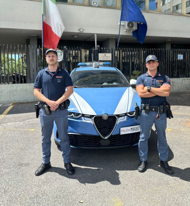 Scavalca un balcone posto al sesto piano, agente salva la vita ad un uomo