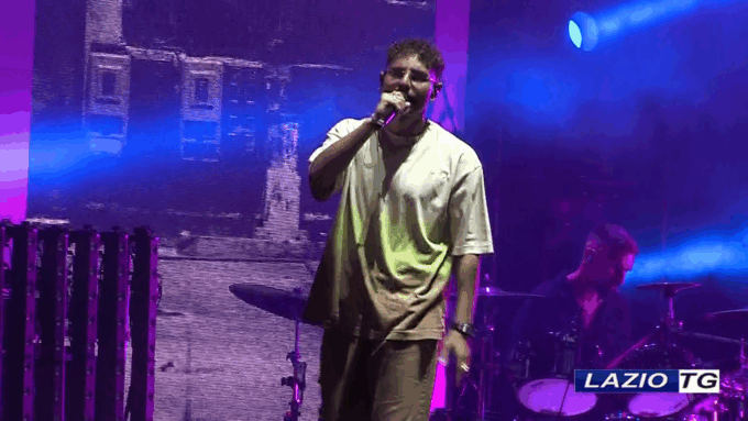 Rocco Hunt conquista l’Arena del Mare, pubblico in delirio