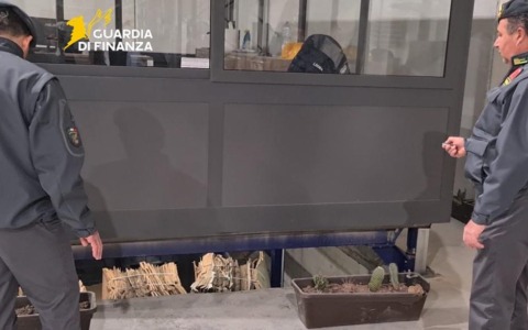 Scoperta fabbrica clandestina di sigarette in un bunker: maxi sequestro da record