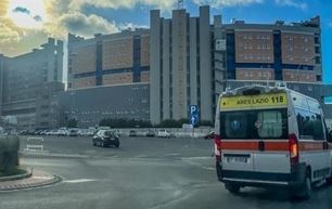 Si sporge dal terrazzo e muore a 58 anni