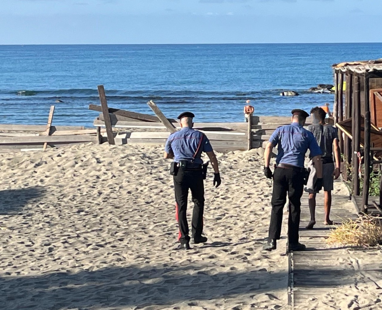 Evade dai domiciliari e va in spiaggia: 29enne arrestato dai Carabinieri
