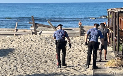 Evade dai domiciliari e va in spiaggia: 29enne arrestato dai Carabinieri