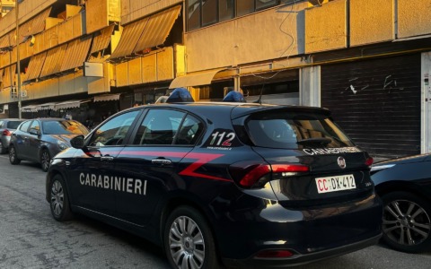 Coppia aggredita al ristorante per un bacio: “Ci hanno insultati e presi a pugni”