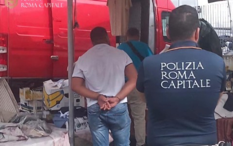 Commercio abusivo ad Anagnina e Val Melaina, sequestrati più di 3.500 articoli