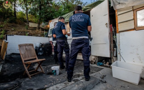 Campo nomadi di via dei Gordiani, arrestato un uomo per maltrattamenti in famiglia