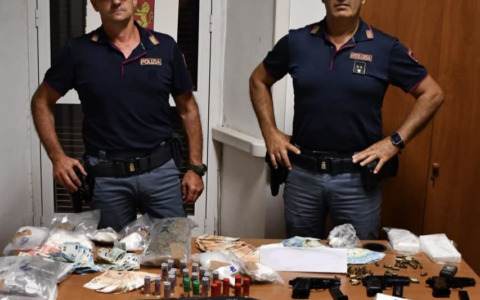Droga e armi in auto e in casa: arrestati due giovani dalla Polizia