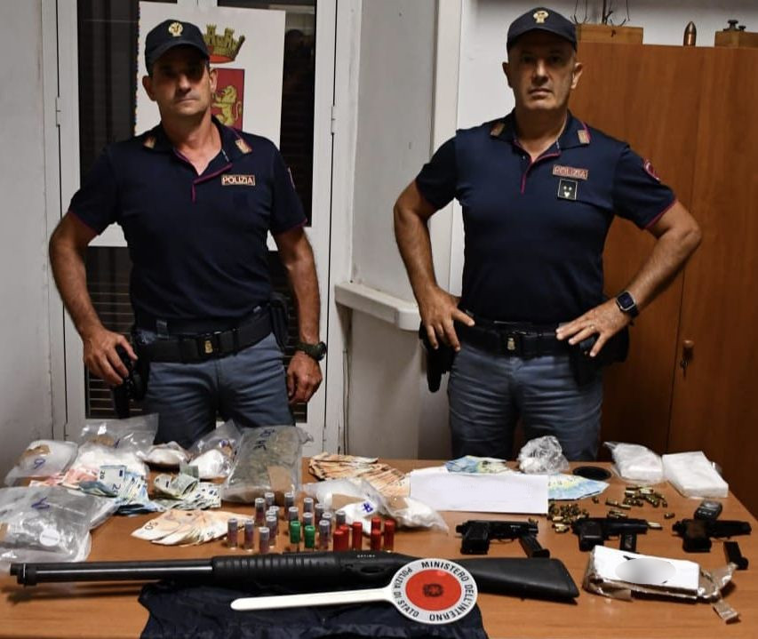 Droga e armi in auto e in casa: arrestati due giovani dalla Polizia