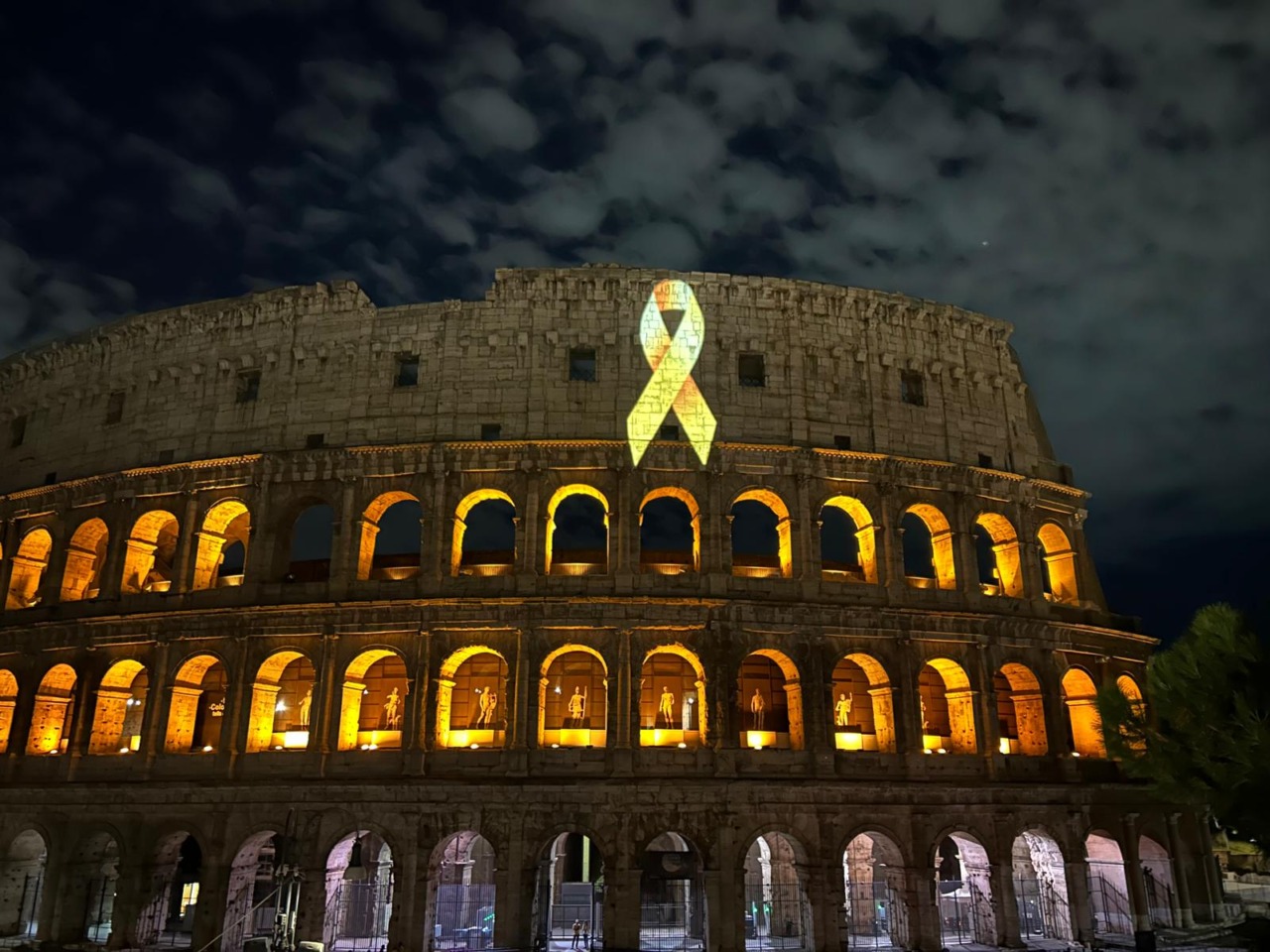 Colosseo illuminato per i bimbi malati di cancro