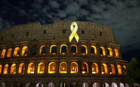 Colosseo illuminato per i bimbi malati di cancro
