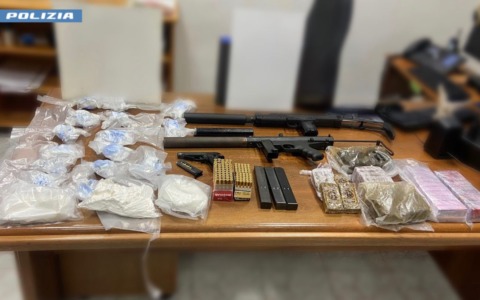 Droga e armi nascoste in un box auto: arrestato 57enne