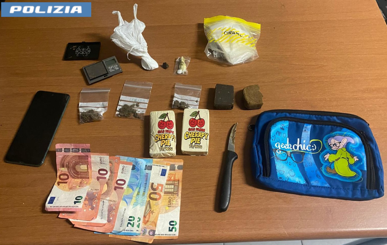 Pusher “biker” nascondeva la droga in un’intercapedine del tetto, arrestato