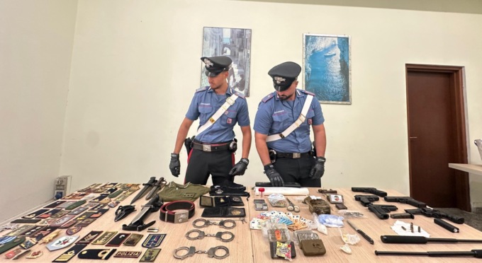 Nasconde in casa un arsenale e quasi due chili di droga, arrestato un 23enne