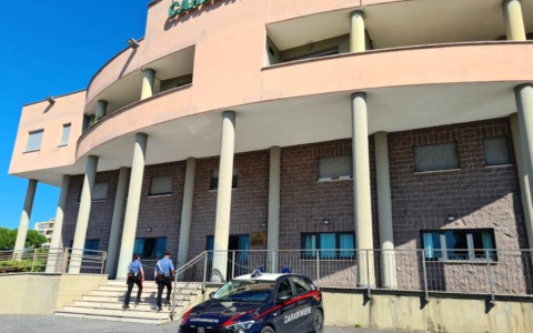 Uomo si introduce nell’ufficio di un docente universitario e porta via due videocamere