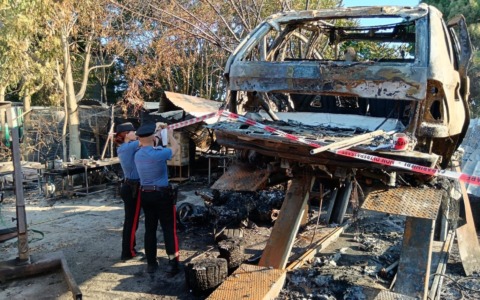 Ostia, arrestato l’ex pugile Romolo Casamonica: incendiò il giardino dei vicini a Grottaferrata