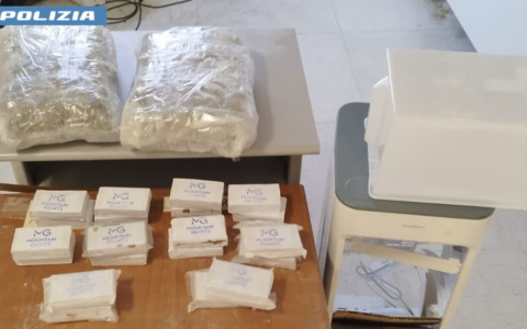 Trasporta 2 kg di droga in un condizionatore, arrestato 21enne