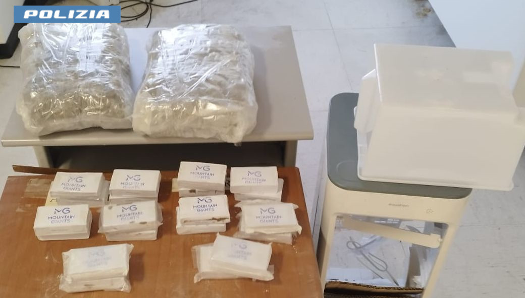 Trasporta 2 kg di droga in un condizionatore, arrestato 21enne