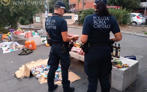 Triplice blitz della Polizia Locale: sequestrati oltre 2.000 capi contraffatti e tonnellate di merce abusiva