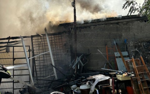 Incendio in un casolare, salvato un uomo