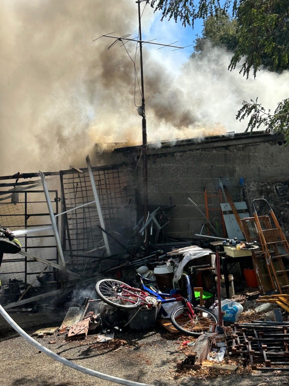 Incendio in un casolare, salvato un uomo