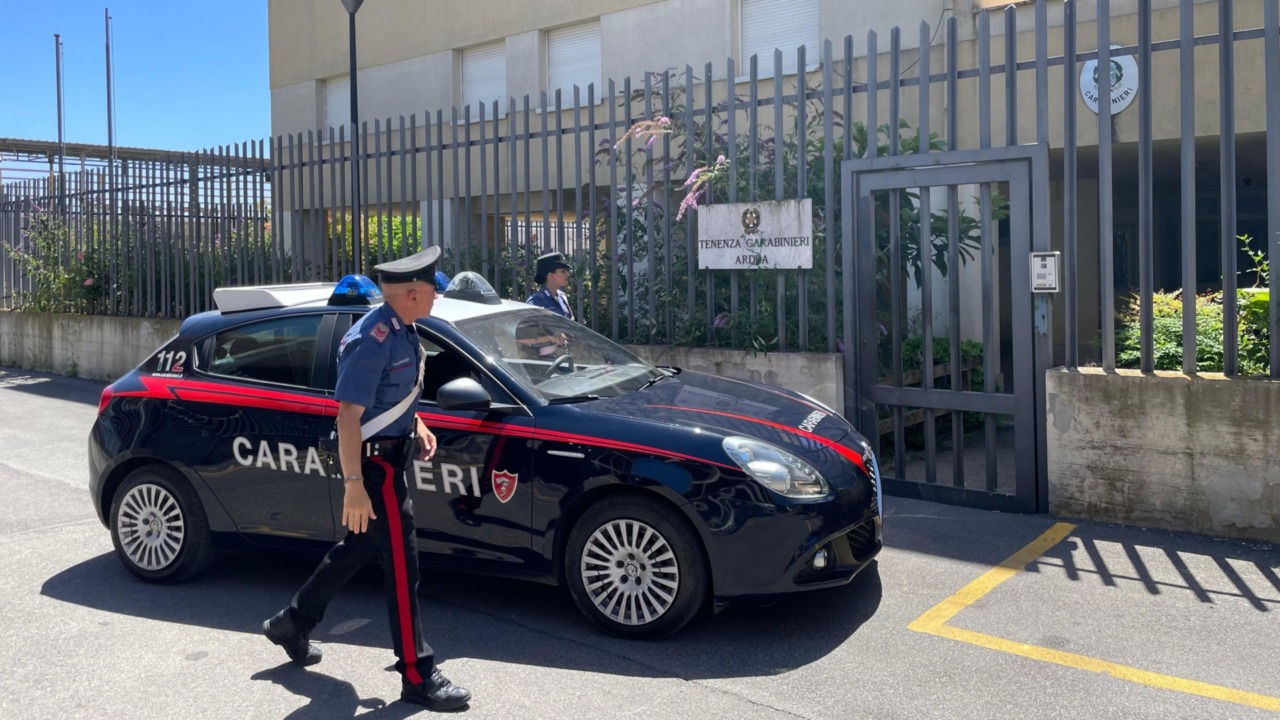 Evade dai domiciliari e minaccia il vicino con una pistola