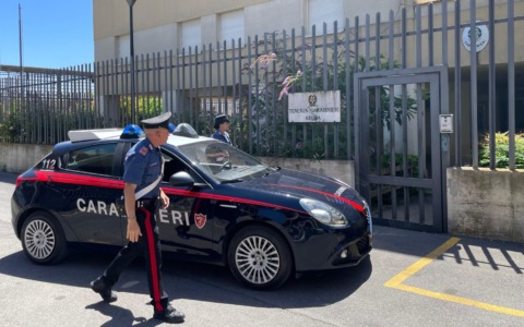 Evade dai domiciliari e minaccia il vicino con una pistola