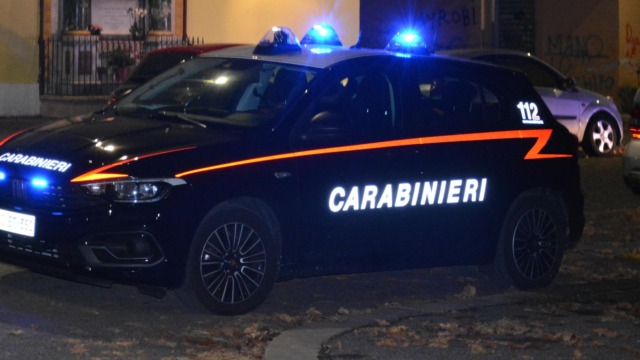 La picchia e prova a incendiargli i capelli, arrestato