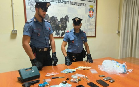 Sorpresi dai carabiniei moglie e marito spacciatori