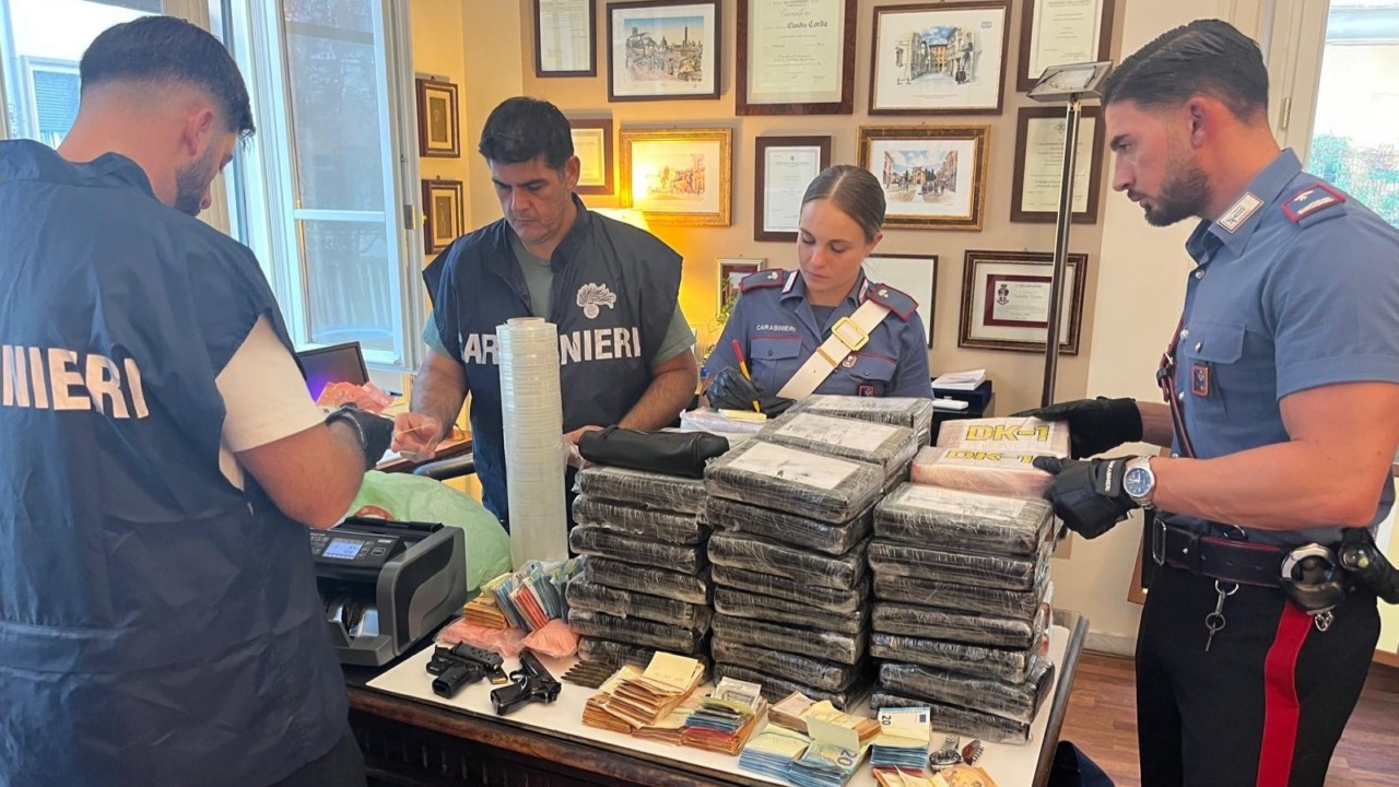 Armi e 70 chili di droga nascosti in un box auto, un arresto