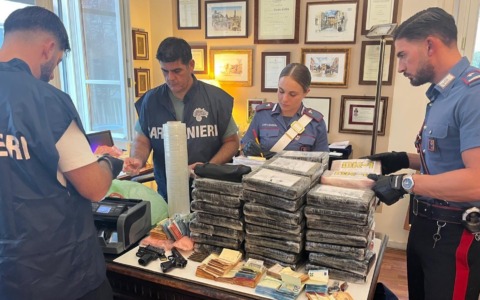 Armi e 70 chili di droga nascosti in un box auto, un arresto