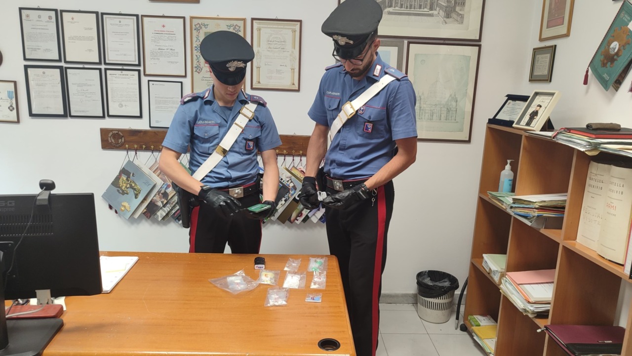 Droga nascosta sotto il sedile dell’auto, due arresti