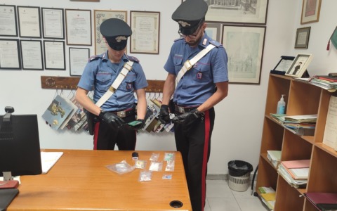 Droga nascosta sotto il sedile dell’auto, due arresti