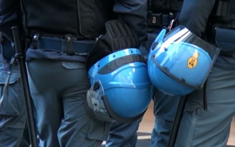 Insulti e lanci di bottiglie tra tifosi dopo il derby