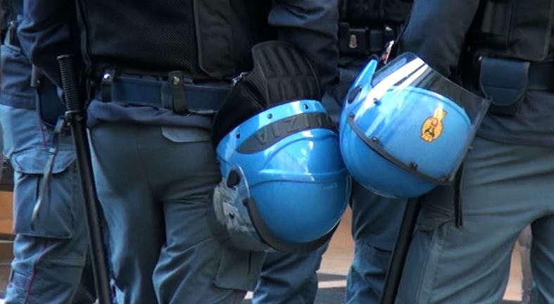 Insulti e lanci di bottiglie tra tifosi dopo il derby