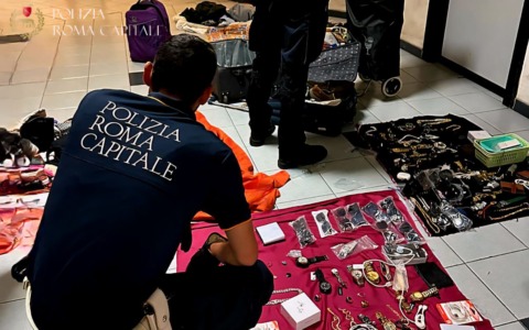 Blitz antiabusivismo, sequestrati oltre 3.500 articoli, vigili presi a morsi da un ambulante abusivo