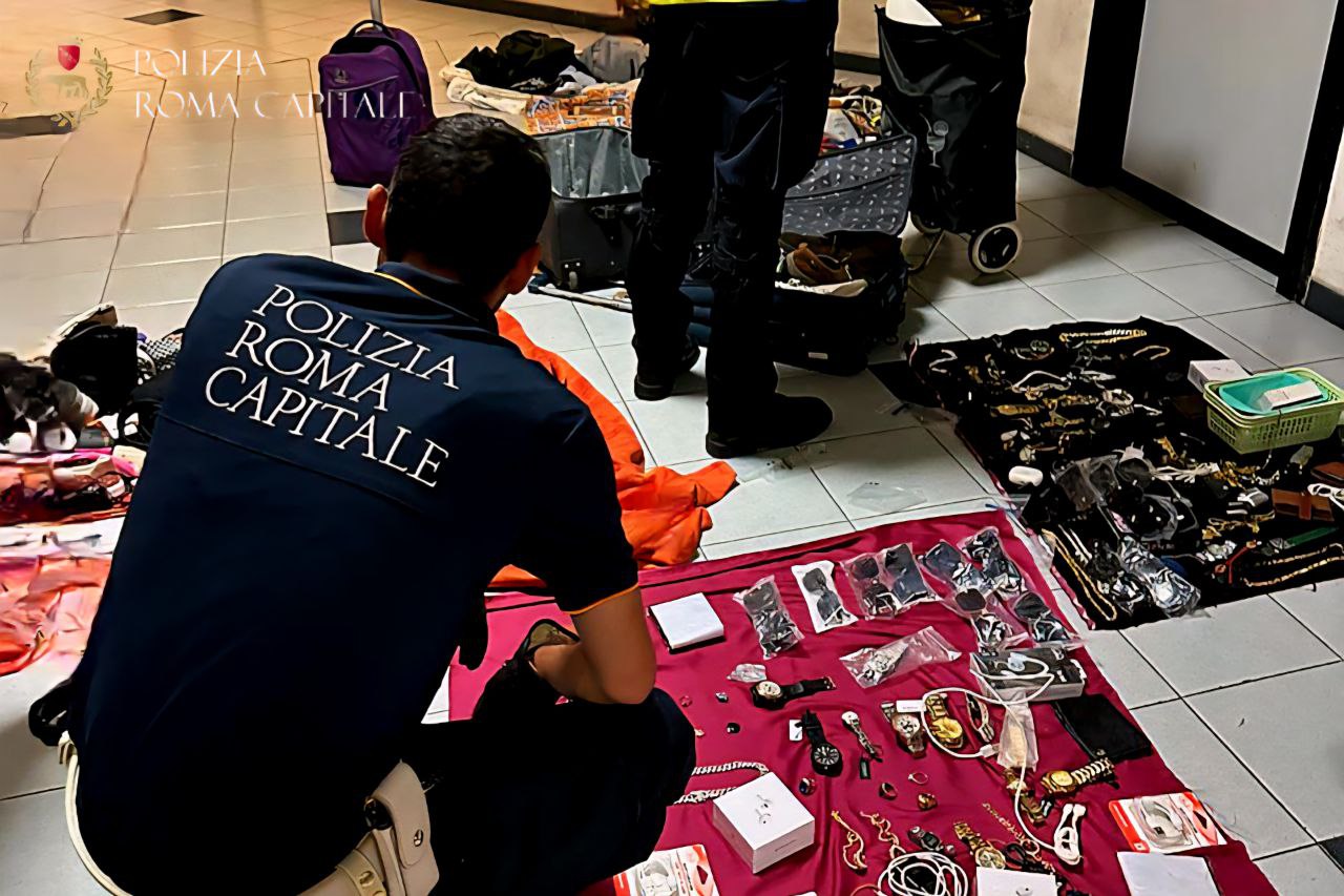 Blitz antiabusivismo, sequestrati oltre 3.500 articoli, vigili presi a morsi da un ambulante abusivo