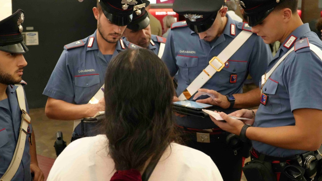 Tenta di corrompere i carabinieri offrendogli 1.600 euro, denunciata