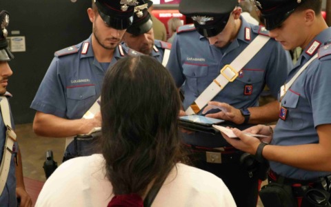 Tenta di corrompere i carabinieri offrendogli 1.600 euro, denunciata