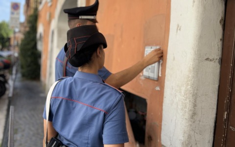 Calava la droga dalla finestra, arrestato