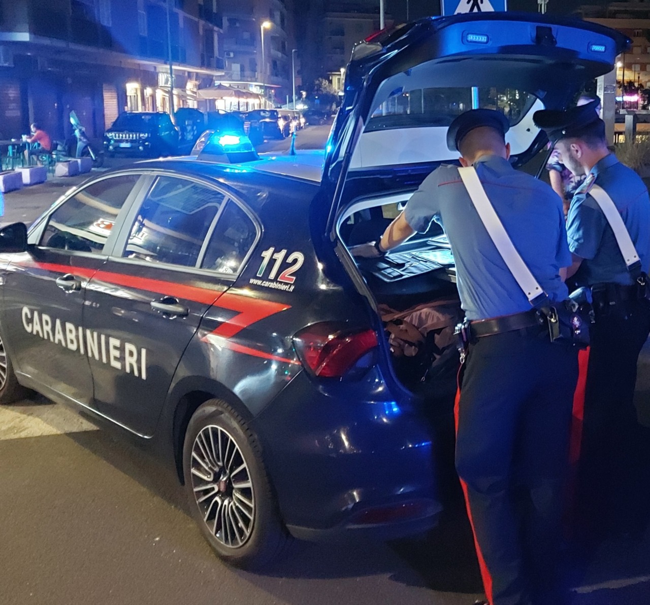 Scatta una foto sotto la gonna di una ragazza, lei lo segue e viene picchiata