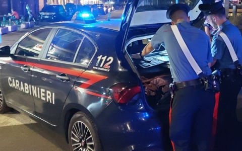 Scatta una foto sotto la gonna di una ragazza, lei lo segue e viene picchiata