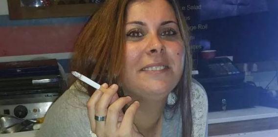 Donna travolta e uccisa in strada, ipotesi femminicidio. L’investitore aveva il baccialetto anti stalking