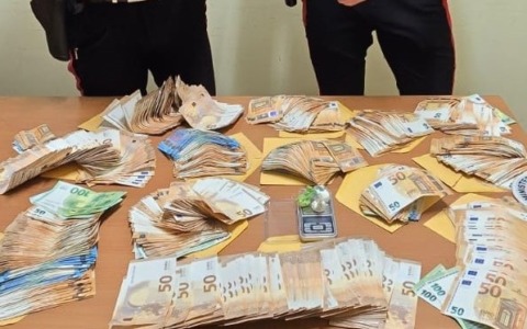 Spaccio di droga, a casa con 60mila euro in contanti