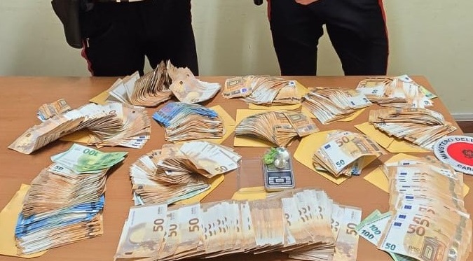 Spaccio di droga, a casa con 60mila euro in contanti