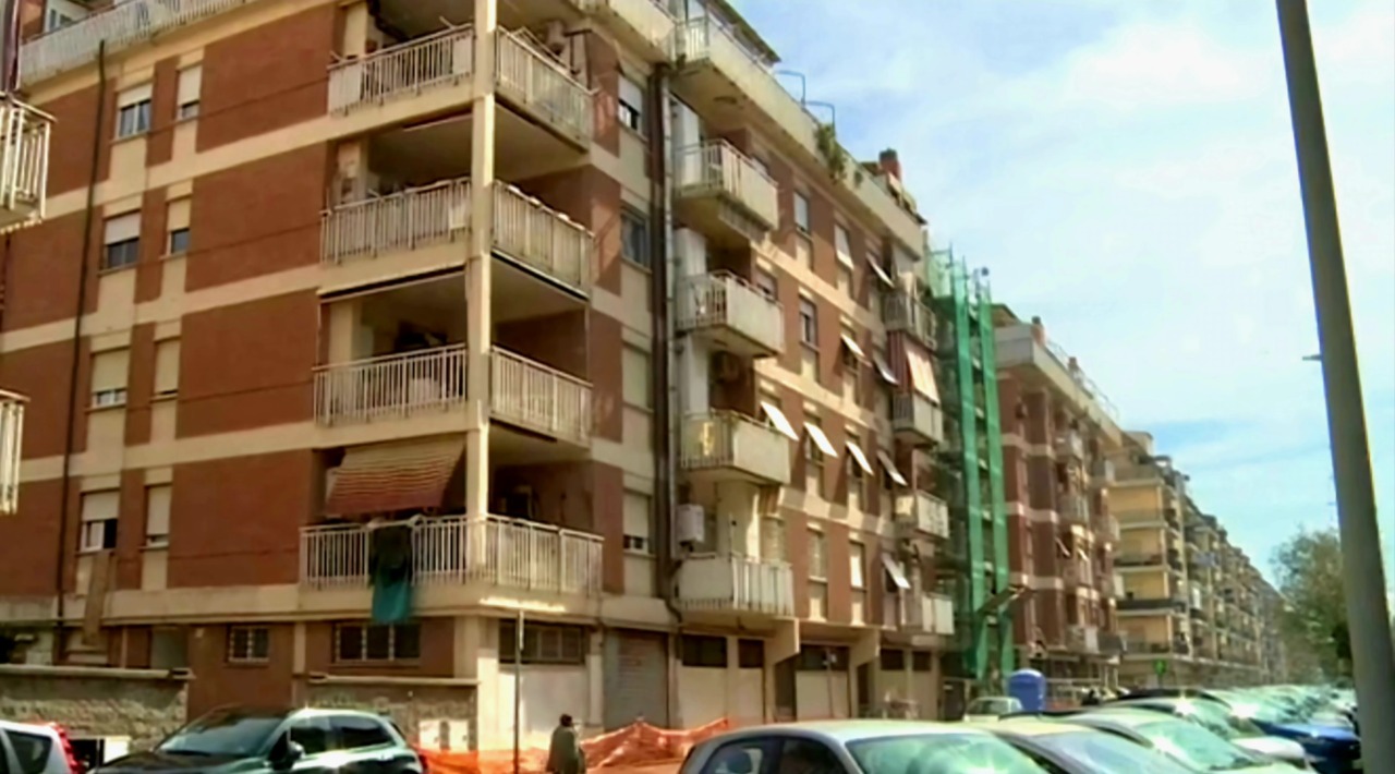 Operaio cade dal quinto piano e muore ad Ostia