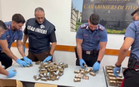 Fermato tir spagnolo: nel carico di frutta 540 kg di hashish. Arrestato 43enne. IL VIDEO